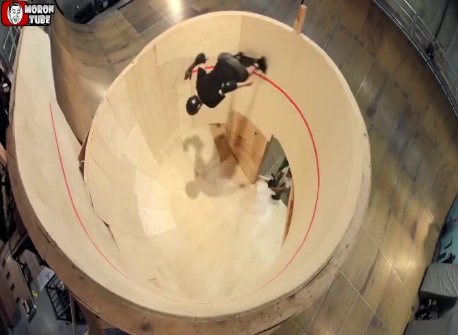 Video :The skating superstar Tony Hawk manages to complete a horizontal loop